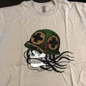 War skull and bones paramedic T-shirt
